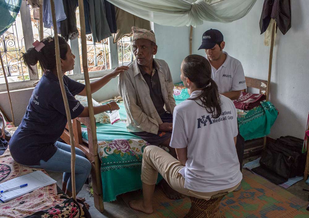 DHUWAKOT-NEPAL---July-17-2015-A-physiotherapist-team-from-an-IMC-Mobile-Unit-perform-medical-checks-on-a-patient-during-a-field-visit-4_WEB