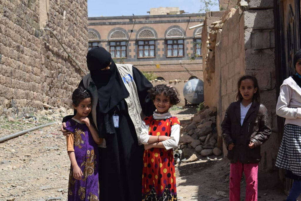 International Medical Corps Health Program Manager in northern Yemen Dr. Nebras Khaled, talks with young girls during a cholera awareness event in Sana’a Governorate’s Sanhan District.