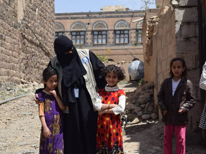 International Medical Corps Health Program Manager in northern Yemen Dr. Nebras Khaled, talks with young girls during a cholera awareness event in Sana’a Governorate’s Sanhan District.