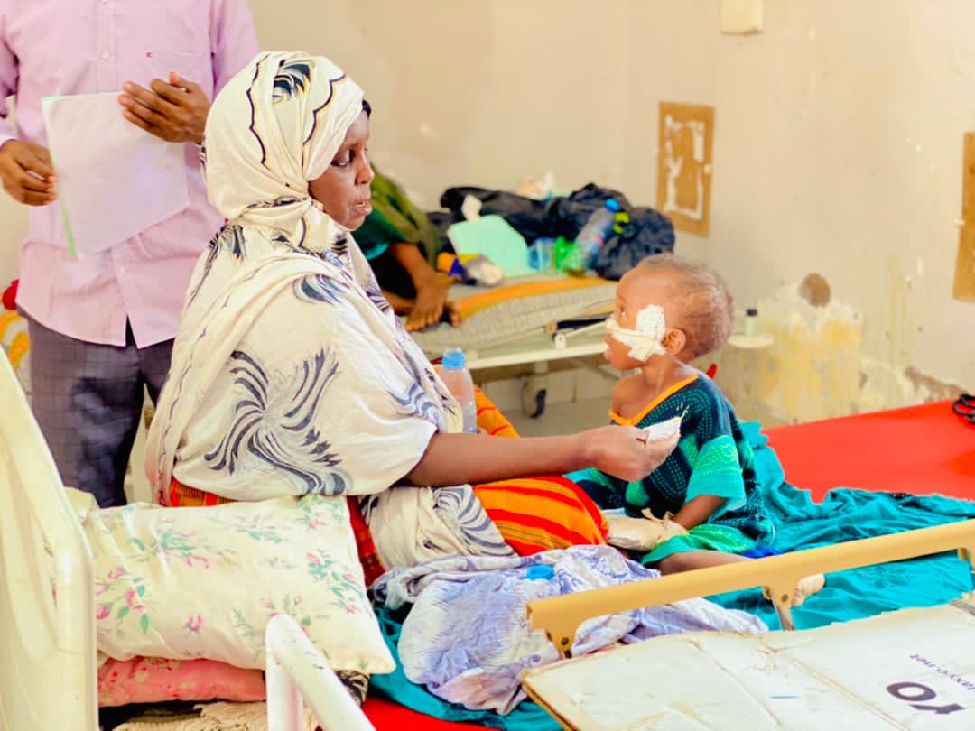 'I never thought my grandchild would recover.' When 36-month-old Ayan was diagnosed with malnutrition at Galkayco South Hospital, his grandmother Fadumo worried about his chances of recovery. Thankfully, with support from @eu_echo, our nutrition team helped Ayan recover quickly.