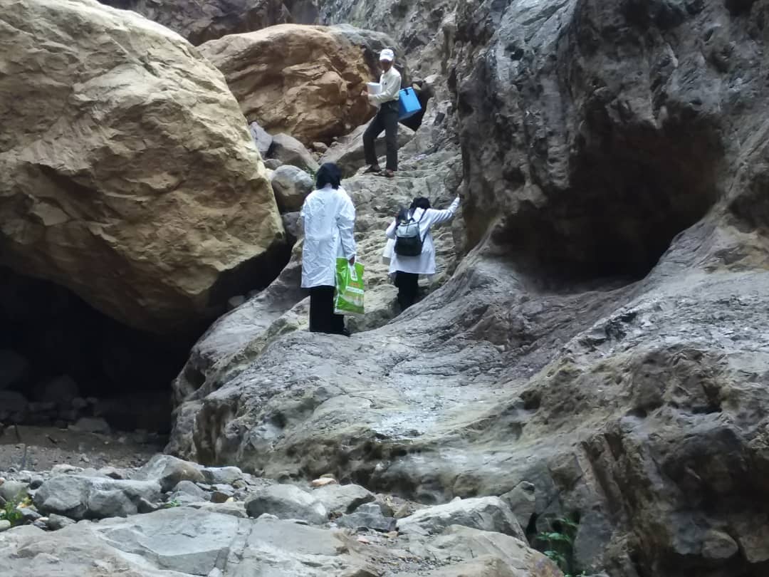 Our mobile medical team working in a rural area of Sana’a Governorate must navigate difficult terrain to locate and test for cholera members of a family displaced by fighting.
