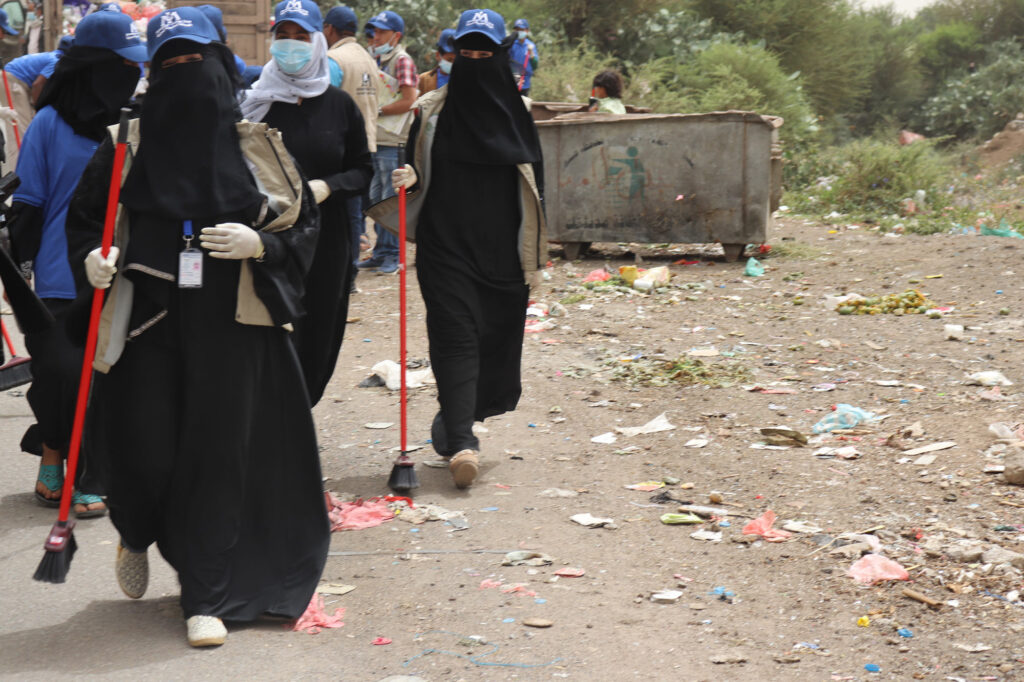 An International Medical Corps cleaning crew working in Sana’a Governorate to keep public areas from becoming public health hazards during the COVID-19 pandemic.