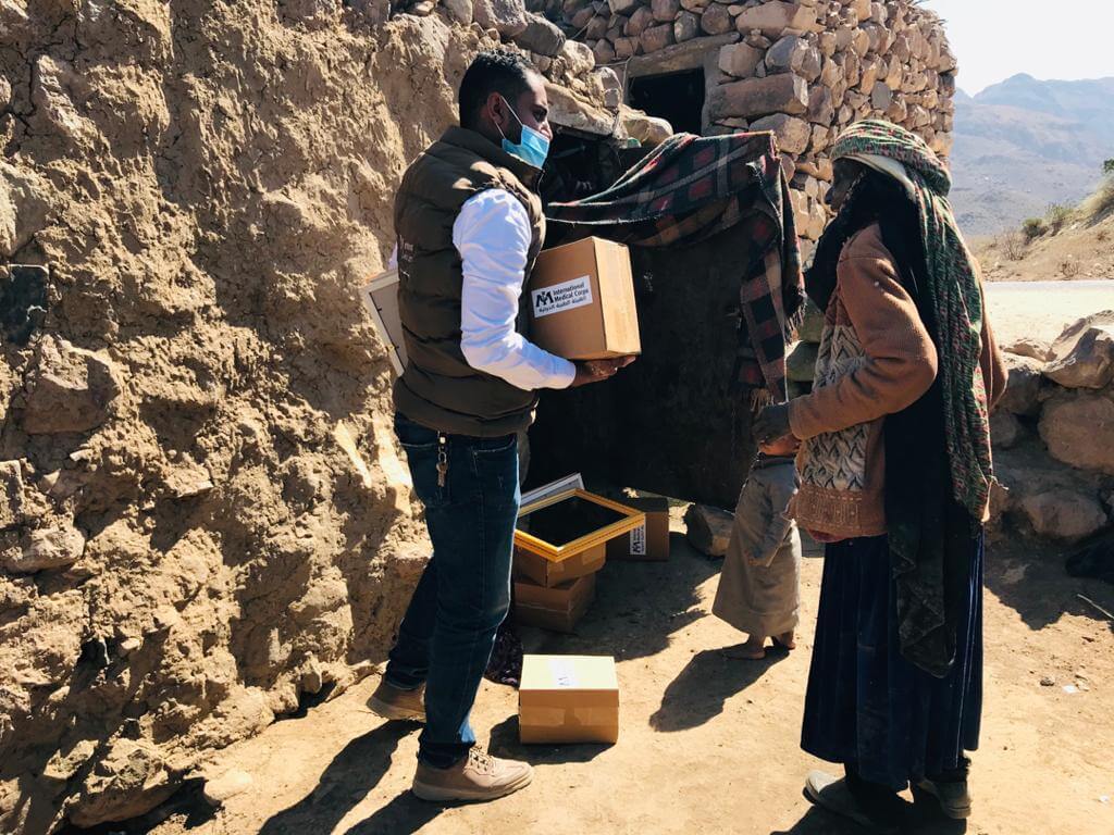 Beneficiaries receiving hygiene kits in Yemen