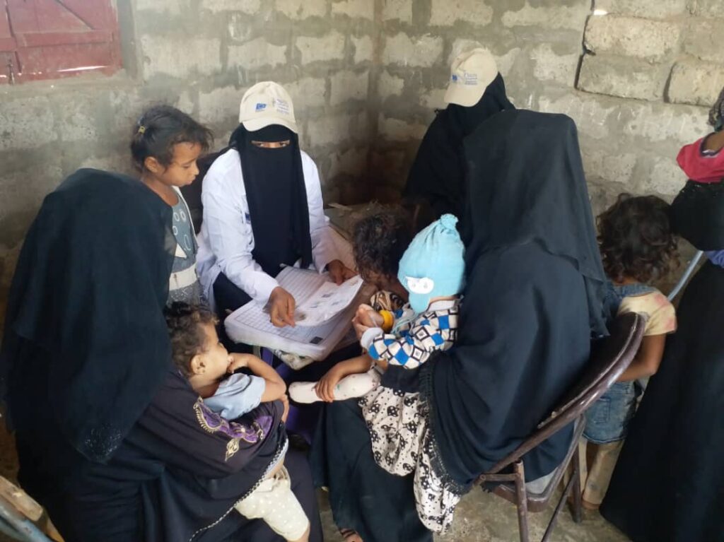 Members of our mobile health and nutrition team at a displacement camp in a remote area of southwestern Yemen provide nursing mothers with counselling about infant and young-child feeding techniques.
