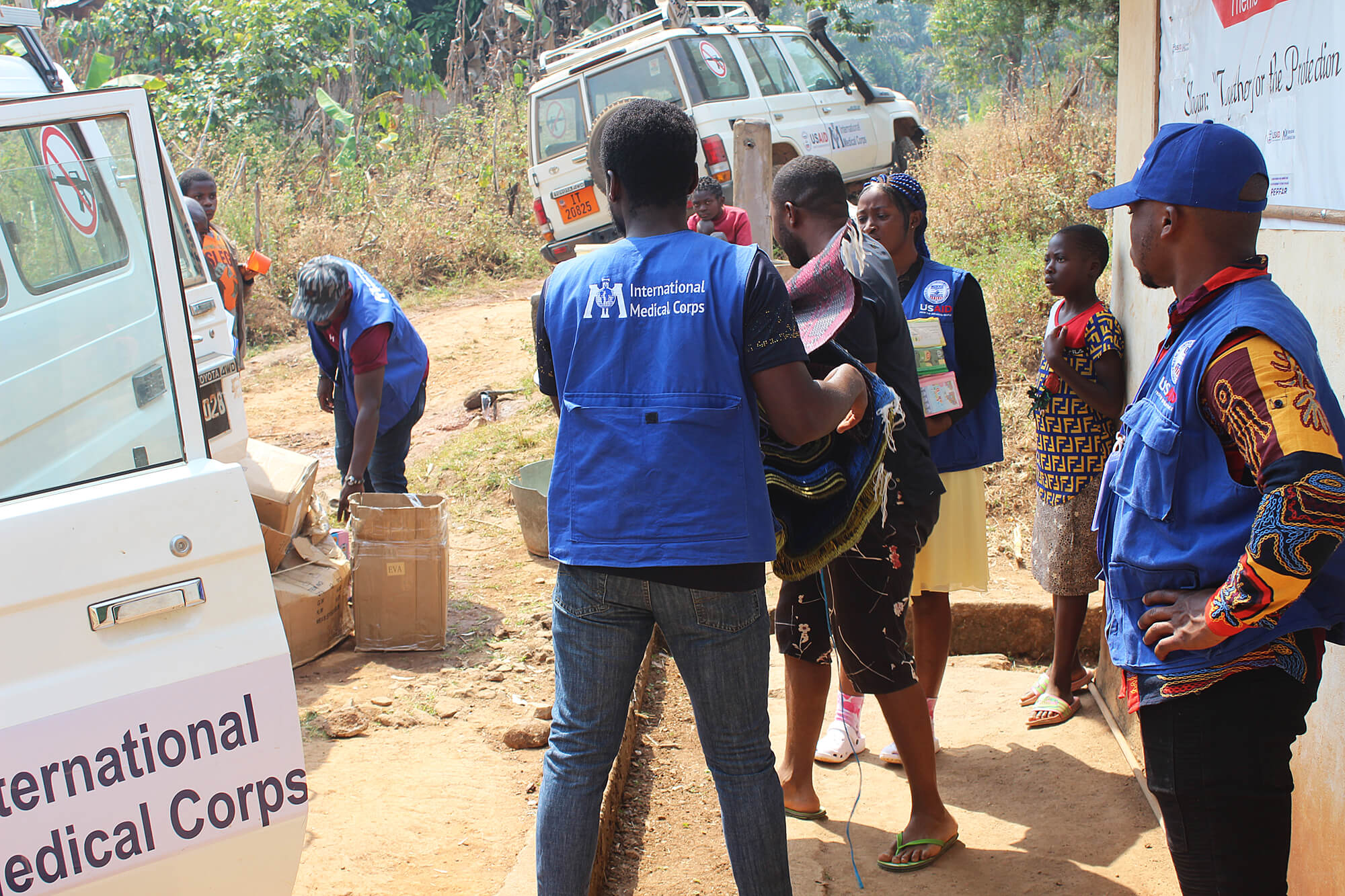 The field team arrives at Konda Integrated Health Center (IHC) and provides materials for mental health support groups in the northwest region of Cameroon.