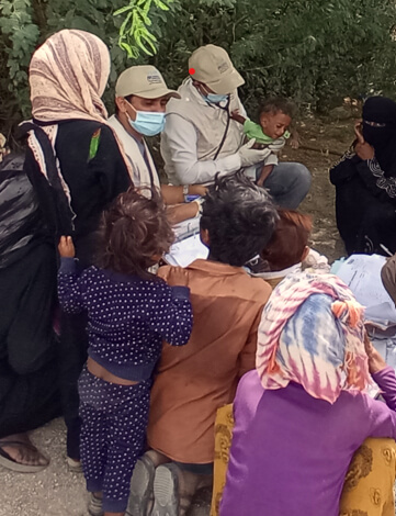 A member of our mobile team conducts a patient consultation in a rural area of Al-Mukha district.