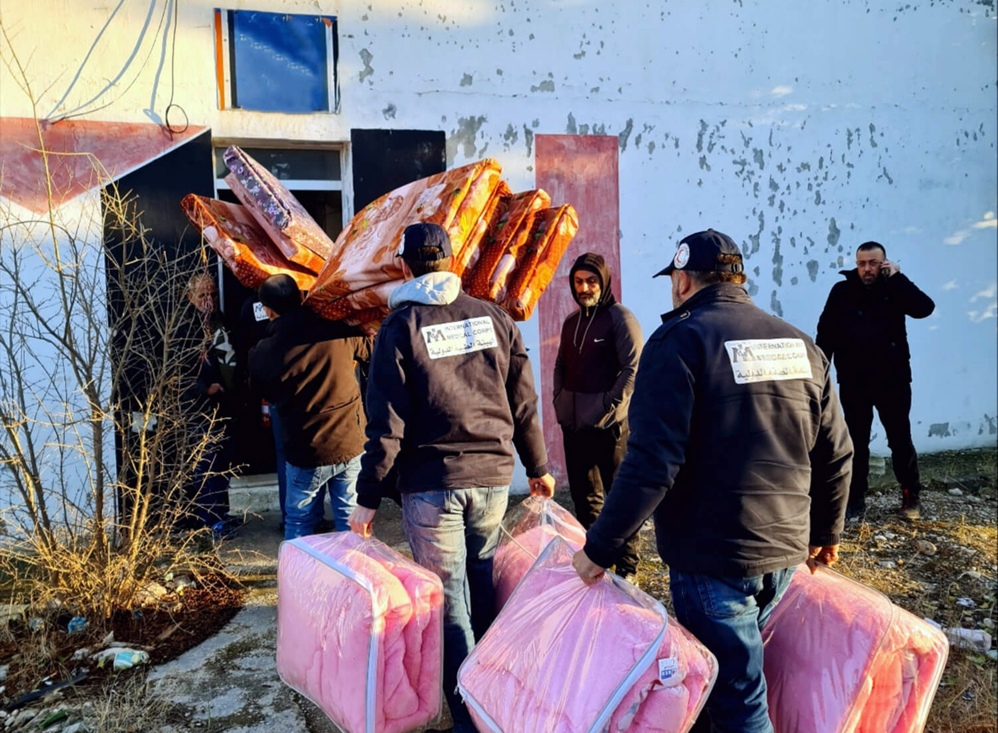 International Medical Corps’ teams deliver mattresses and bedding to a shelter for earthquake-affected communities in Syria.
