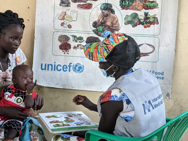 Nyakueth Dak, a leader mother trained in maternal, infant and young-child nutrition (MIYCN) by International Medical Corps, provides breastfeeding training to Nyayiena Mabieh.