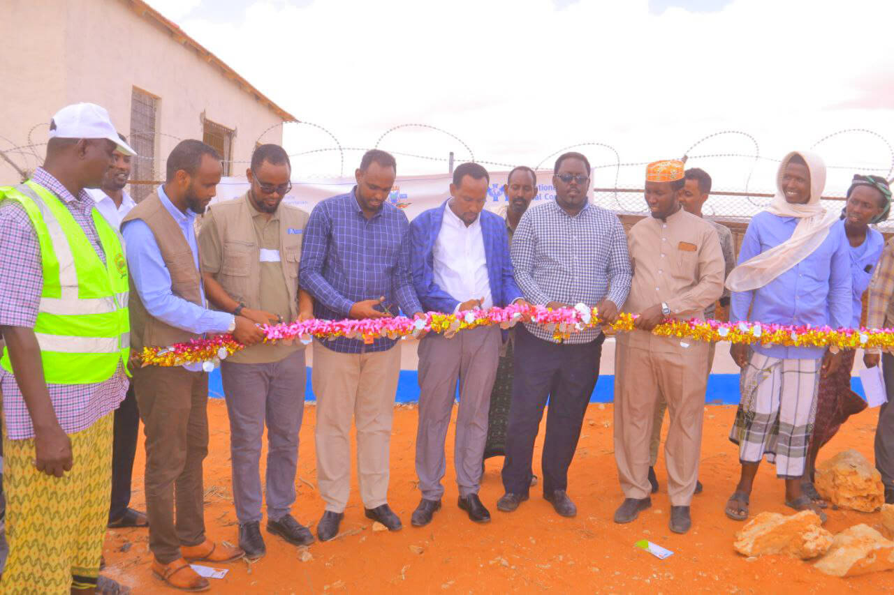 Mudug region government officials cut the ribbon for the borehole project we recently completed.