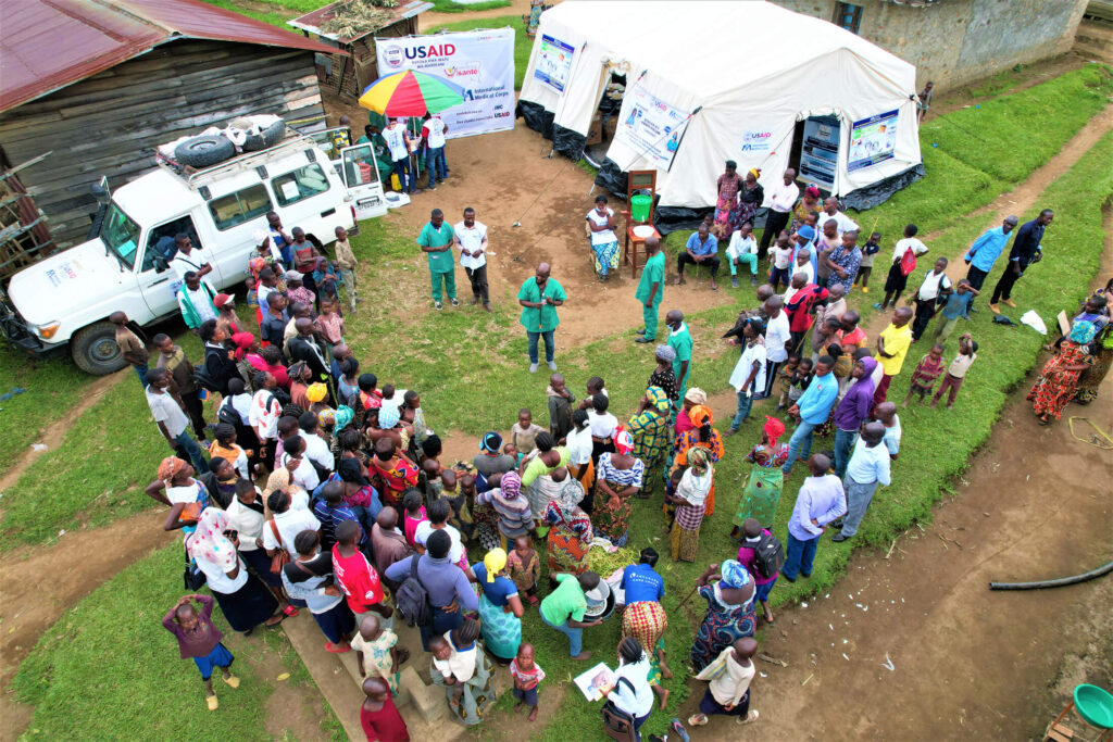 The reception area of the medical mobile clinic in Minova is shown from above.