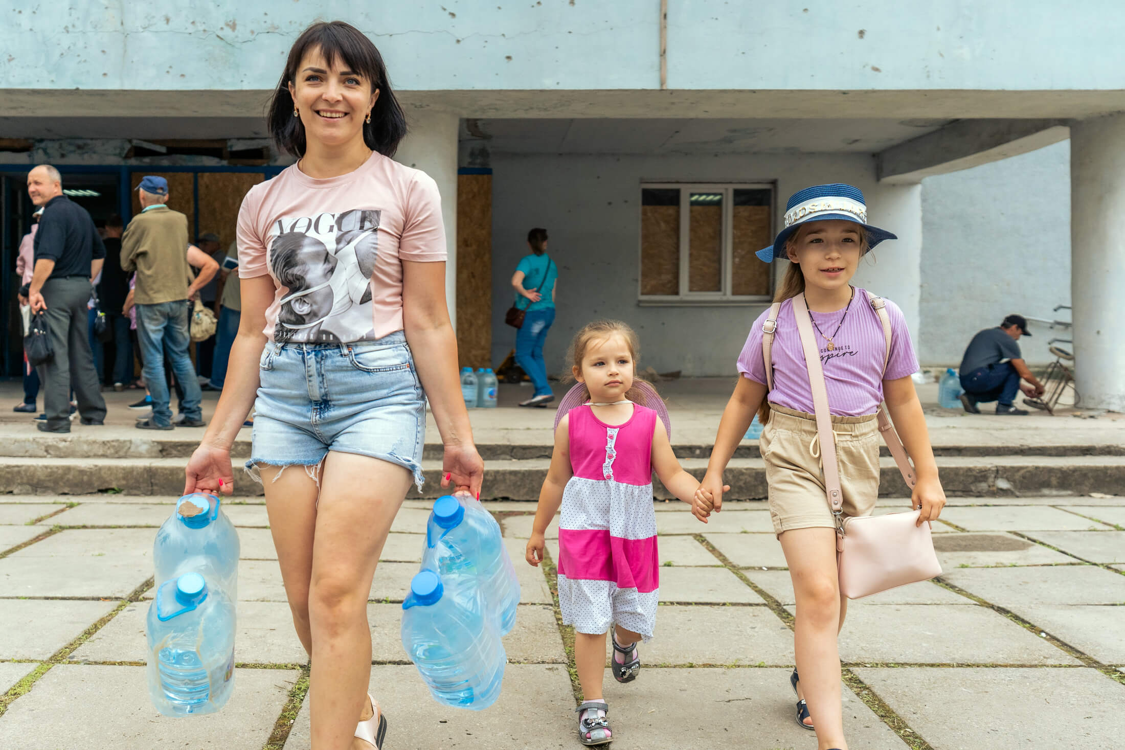 International Medical Corps staff distribute clean water in Kherson oblast.