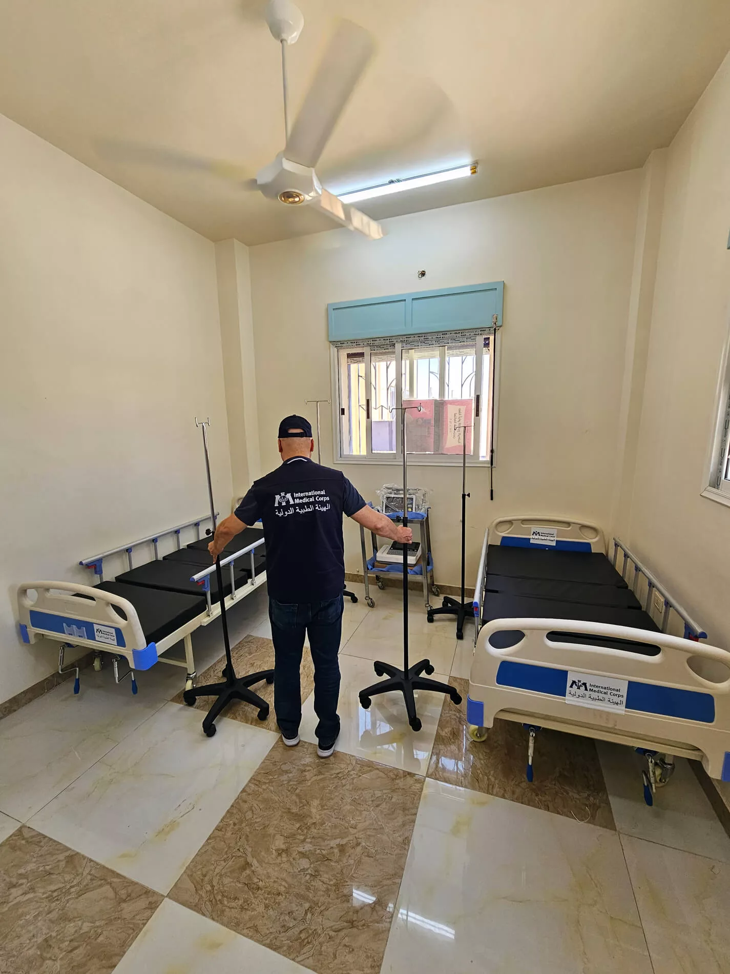 An International Medical Corps staff member delivers medical examination beds and other equipment to Abi Al-Fedaa Clinic.