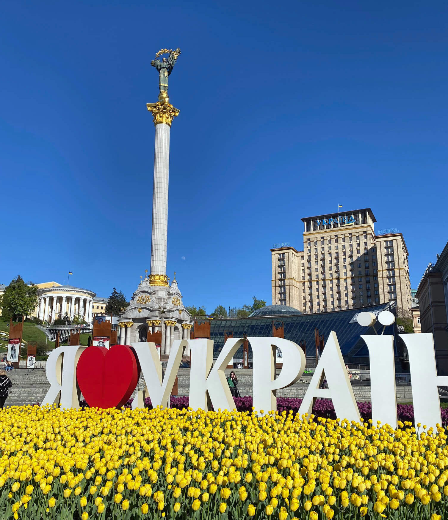 Monument of the Independence of Ukraine surrounded by springtime tulips in full bloom.