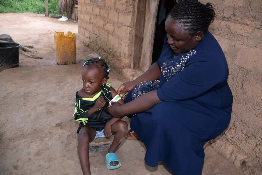 A mother in Buku village measures her daughter’s middle upper-arm circumference (MUAC), an indicator of the child’s nutritional status. Our staff in Cameroon trains families to measure their children’s MUAC so that they can independently monitor for malnutrition.
