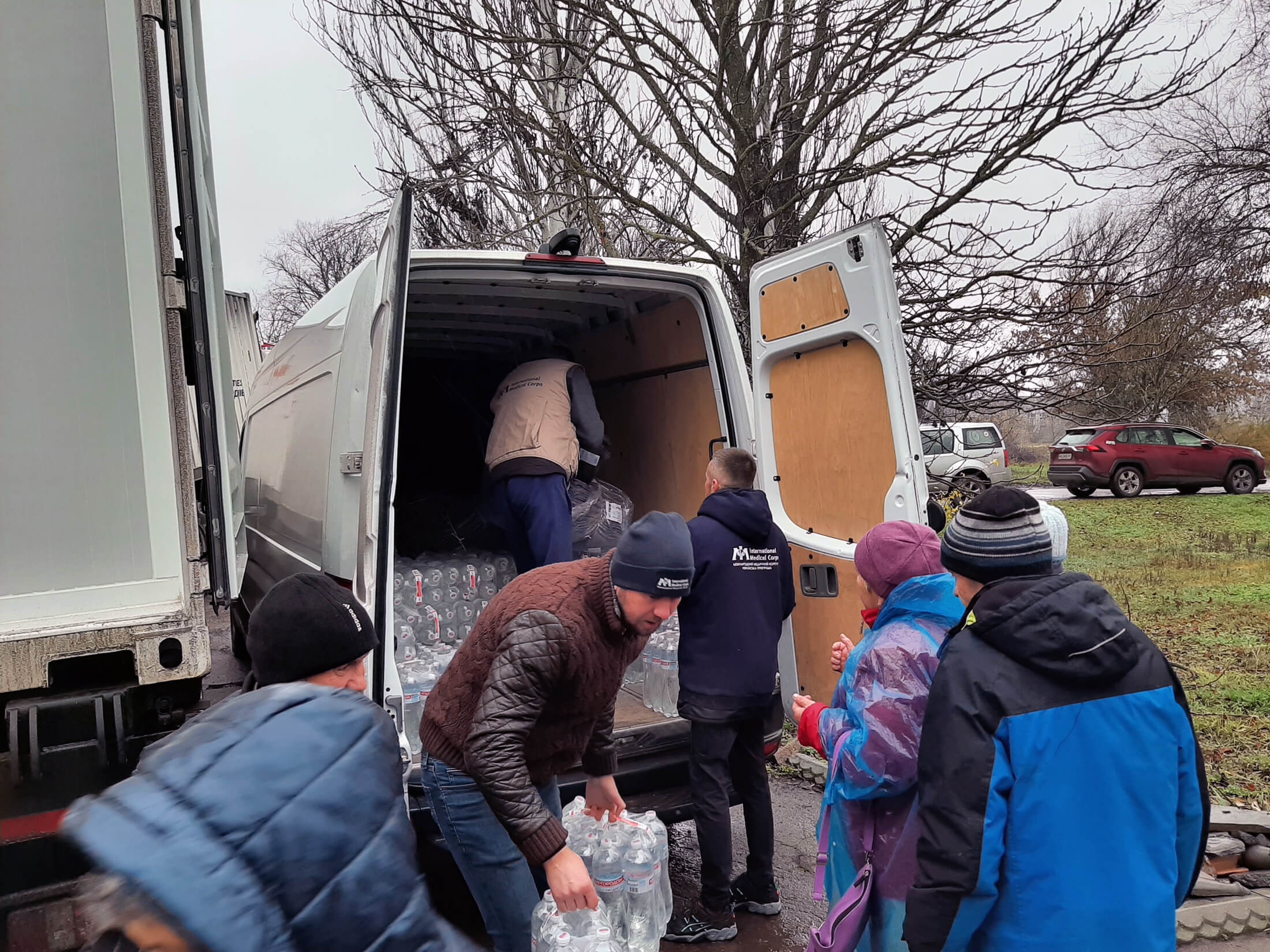 Our team delivered bottled water and blankets to villagers in northern Kherson who had been without electricity and running water for more than eight months. The initial assessment team conducted the distribution two days after the first visit to the area, in November 2022.