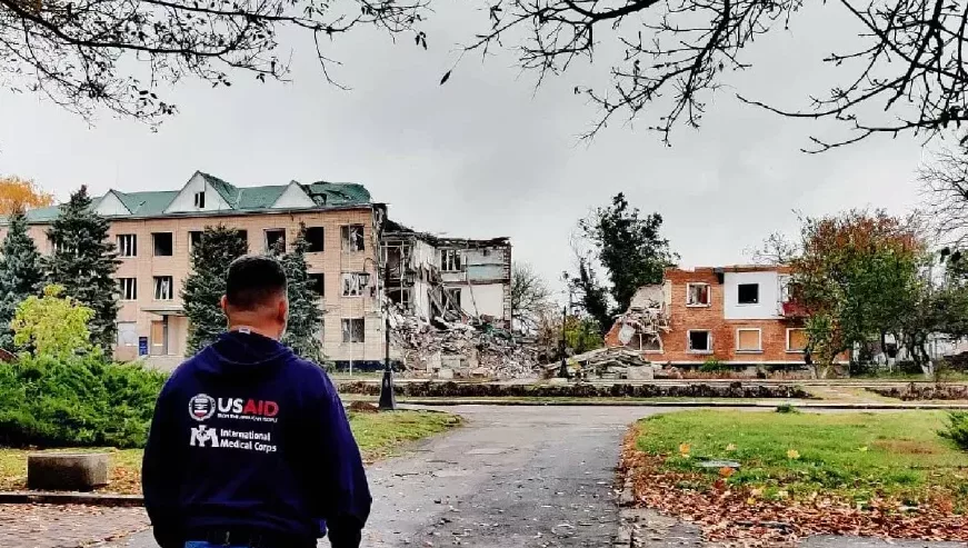 Global Security Advisor Jose Hernandez looks at a bombed-out building in Mykolaiv, Ukraine, during the first assessment trip the team made to identify threats and develop security documents in October 2022. This trip enabled International Medical Corps to open an office in Mykolaiv.