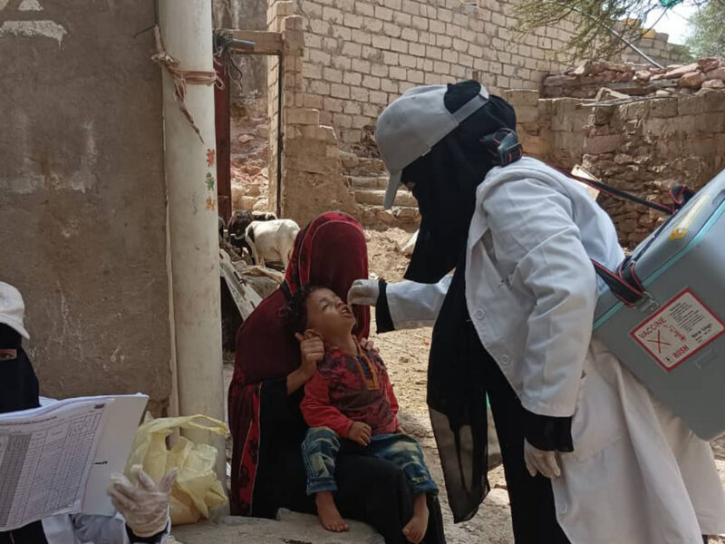 A CHV vaccinates a child as part of an immunization campaign in Al Dhale’e governorate.